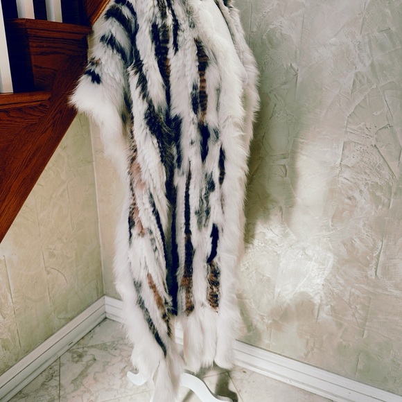 NWT Fox and Raccoon Wrap 180" x 40" - Picture 2 of 6